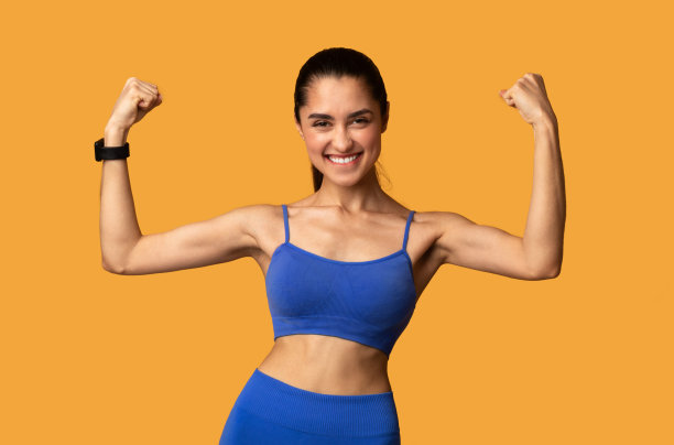 快乐的运动女性在工作室庆祝成功图片下载