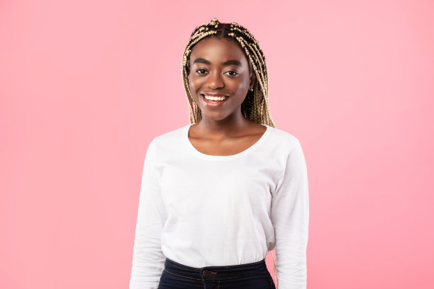微笑的年轻友好的黑人妇女的肖像图片下载