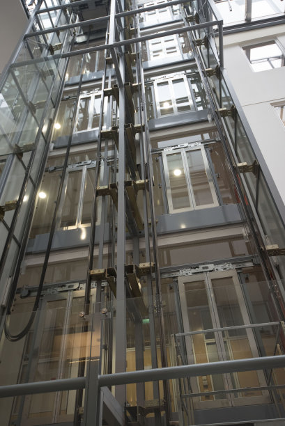 建筑物内用于运输的升降机或电梯图片下载