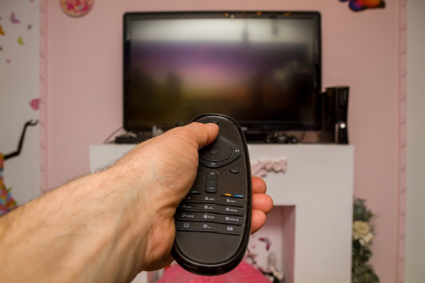 拿遥控器的手图片下载