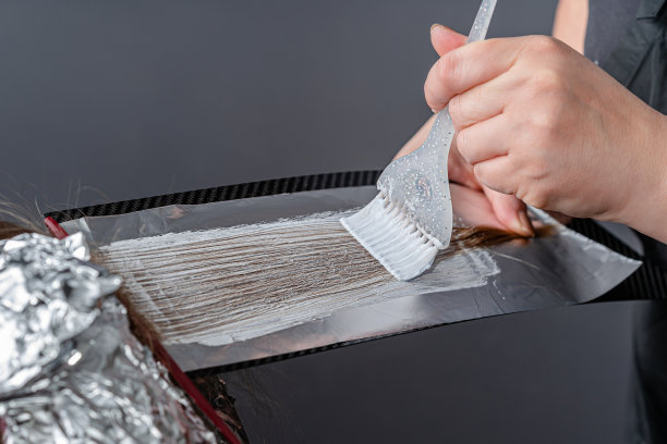 将漂白粉涂在顾客头发上，包入箔纸的过程。Shatush技术图片下载