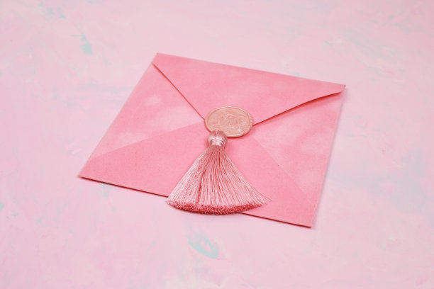 粉红石背景的天鹅绒粉色礼券。礼物。庆祝活动图片下载