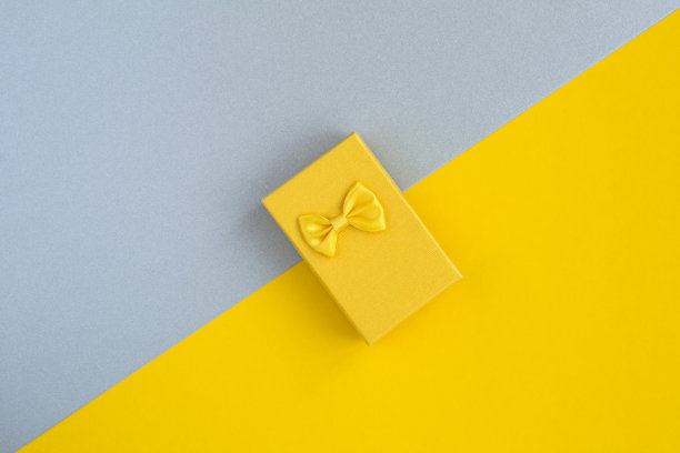 顶视图的黄色礼盒上的灰色和黄色的背景图片下载