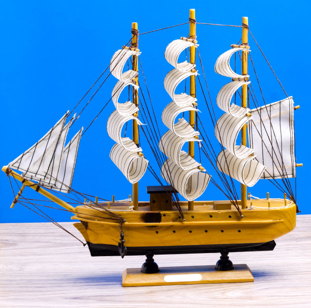 蓝色背景上的纪念品船。海洋背景。图片下载