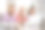 家中家中，坐在沙发上看电影笔记本电脑家庭的灰发老太太、女儿、母亲照片图片下载