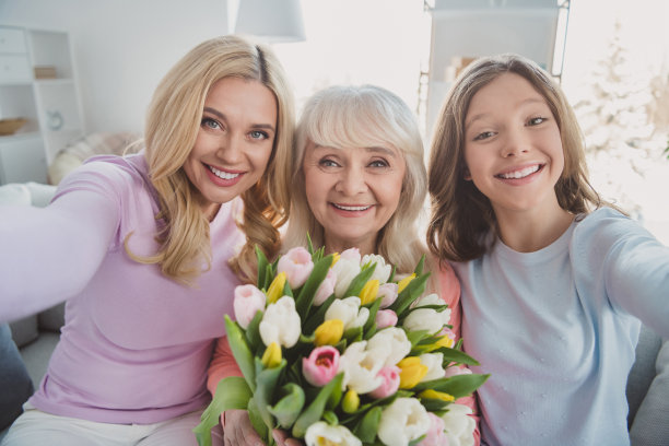 灰色头发的退休老人的照片女士小女孩女人坐在沙发在室内度假自拍图片下载