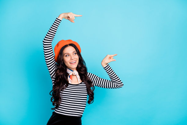 迷人的开朗的人看照片表明双手手指空的空间孤立在蓝色的背景图片下载