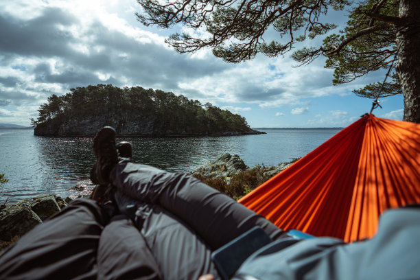 挪威的春天:在户外的吊床上冒险图片下载