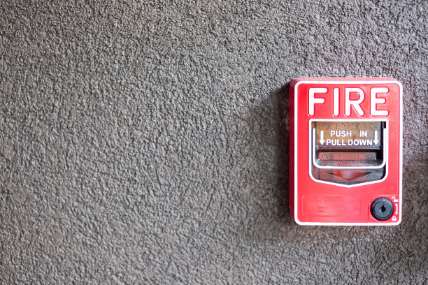墙上装有消防报警开关，为工业和住宅提供强大的应急设备图片下载