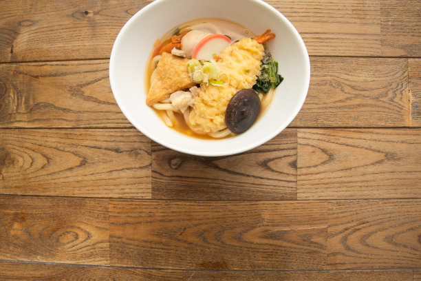 日本的食物。乌冬面条汤。盛在白色的碗里图片下载