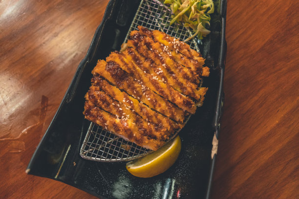 盘子里的炸肉图片下载