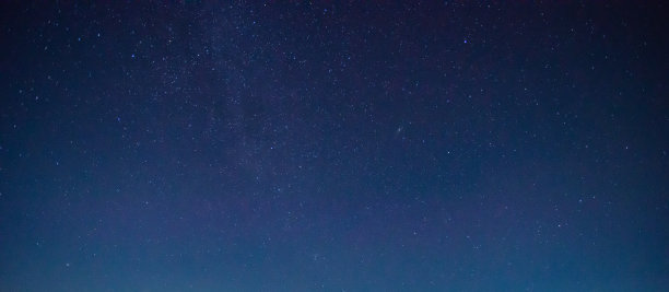 全景蓝色的夜空在黑暗的背景。宇宙中充满了星星，星云和星系，充满了噪音和纹理。照片长曝光和选择白平衡。选择focus.amazing。图片下载