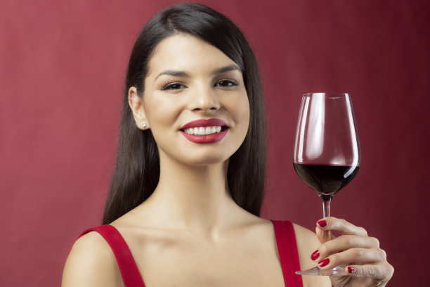 一个漂亮的年轻白人女人的肖像在拍摄照片图片下载