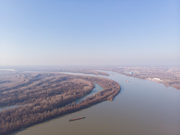 多瑙河鸟瞰图在塞尔维亚。美丽的多瑙河自然图像图片下载