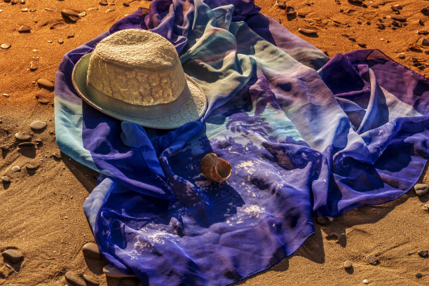 沙滩上的帽子和沙滩外衣。假期的概念。图片下载