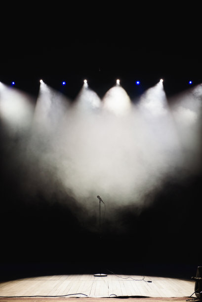 麦克风映衬着烟雾缭绕的迪斯科音乐会背景。现场音乐背景。图片下载