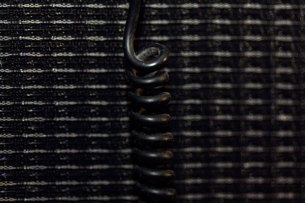 黑色螺旋电缆，带点灰尘图片下载