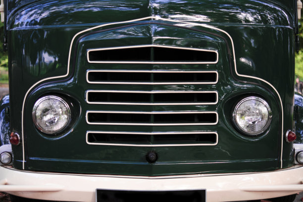 一个复古风格的货车的特写。前视图。图片下载