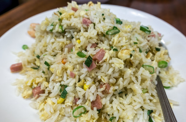 近距离观察，简单的中国炒饭盛在盘子里图片下载
