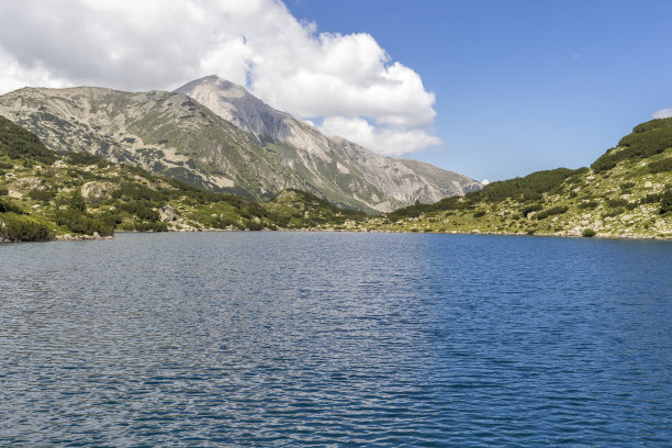 保加利亚皮林山的Fish Banderitsa湖图片下载