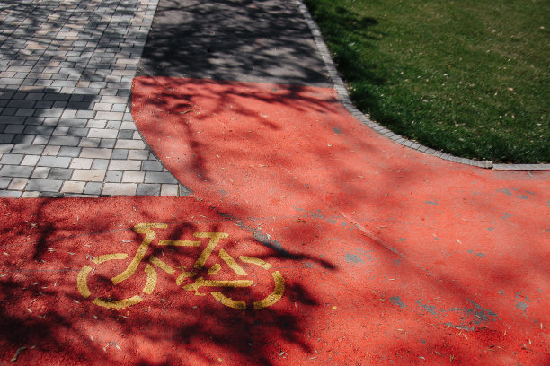 活跃的娱乐场所。步行和自行车道。图片下载