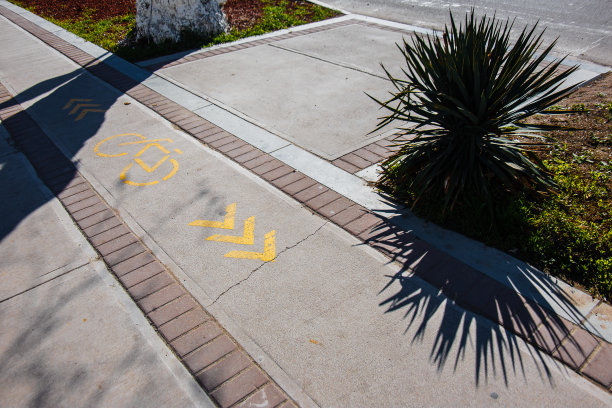 活跃的娱乐场所。步行和自行车道。图片下载