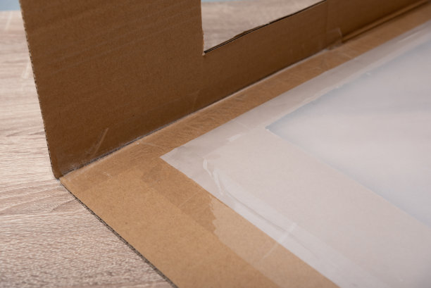 用运输胶带将薄纸贴在纸箱上图片下载