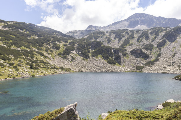 保加利亚皮林山和鱼班德里察湖图片下载
