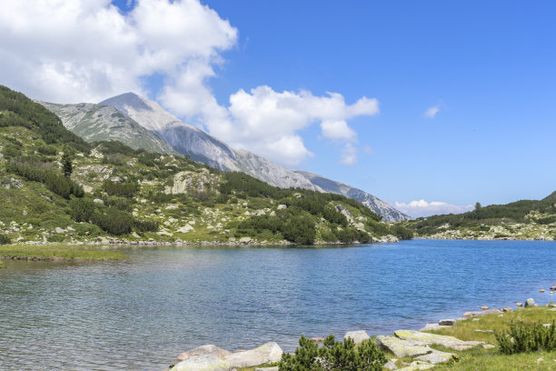保加利亚皮林山和鱼班德里察湖图片下载