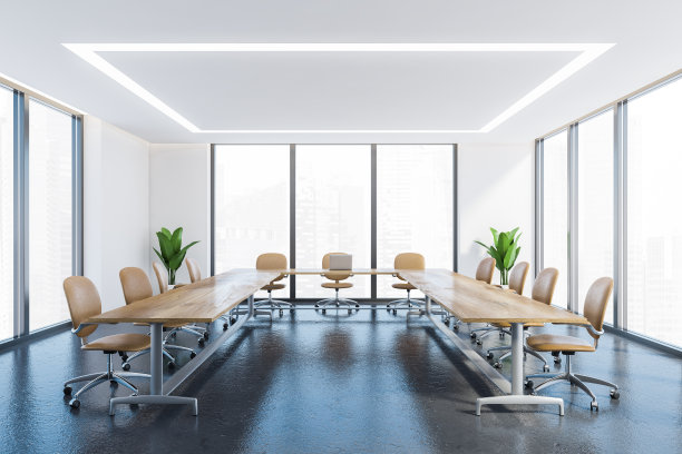 设有u型木桌、皮椅、窗户的办公室会议室图片下载