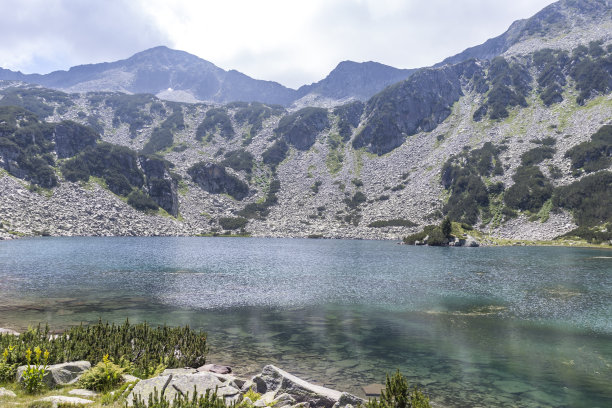 保加利亚皮林山和鱼班德里察湖图片下载