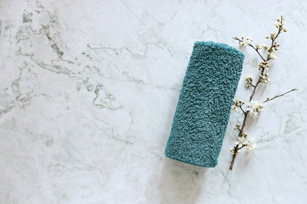 用毛巾，精油，面霜和手工肥皂平铺组成。图片下载