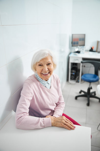 一位老年妇女坐在口腔诊所里图片下载