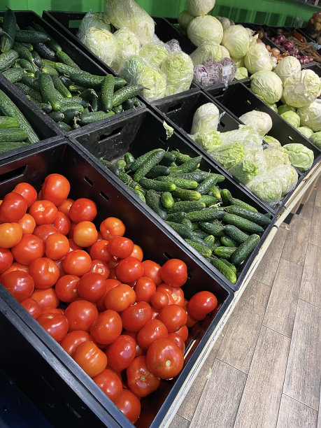 蔬菜在商店的柜台上。有选择性的重点图片下载