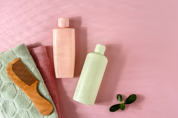 粉色背景的头发或皮肤护理化妆品。空间的文本。平躺组成图片下载