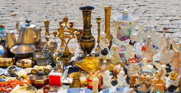 集市古玩纪念品。卖古董的市场。项目复古市场横幅。买卖古董和可收藏的瓷器。乌克兰基辅的古董跳蚤市场图片下载