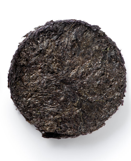 在白色背景上孤立的干海藻片的特写图片下载