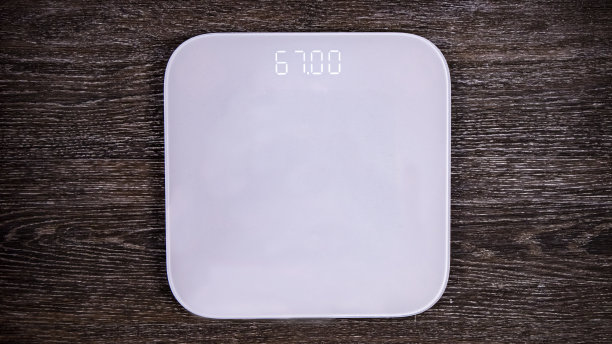 木质背景上的白色浴室秤，与世隔绝图片下载
