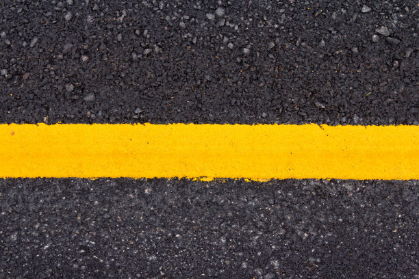 沥青路面有黄线图片下载