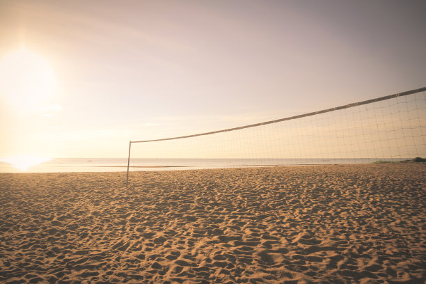 排球网在空沙滩上的沙子在日落或日出时间与老式过滤器图片下载