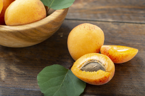 美味的成熟的杏子图片下载