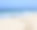 海滩上的木桌以蓝色的大海为背景图片下载