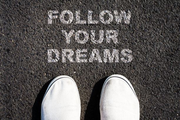 追随你的梦想。写在路上。运动鞋。前视图。目标的实现。图片下载