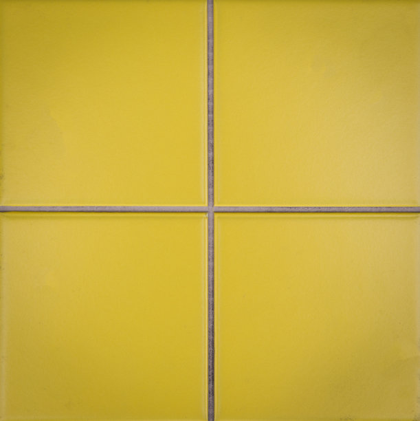 浴室内部的黄色陶瓷马赛克细节。图片下载