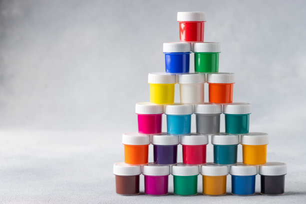 金字塔的彩色水粉罐在模糊的背景图片下载