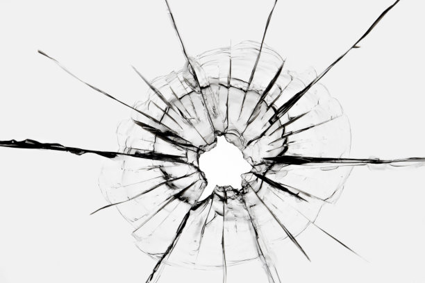 窗户上的裂缝是被武器击中的。受损的窗玻璃图片下载
