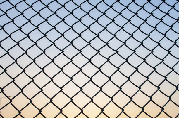 天空背景上的抽象钢网图片下载