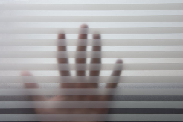 阴影手和磨砂玻璃厚膜降低能见度，卫生间墙不干胶浴室装饰，办公室膜隐私，办公室会议室，装饰玻璃膜。图片下载