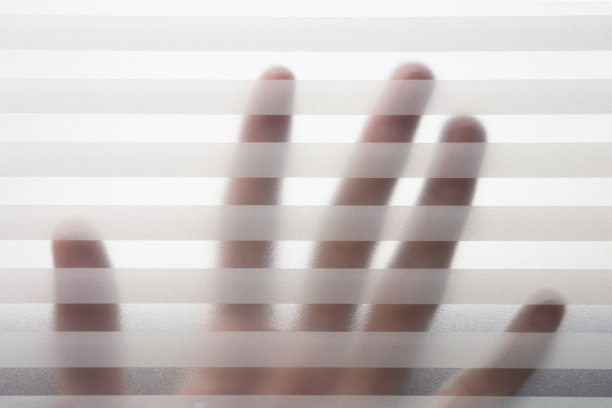 阴影手和磨砂玻璃厚膜降低能见度，卫生间墙不干胶浴室装饰，办公室膜隐私，办公室会议室，装饰玻璃膜。图片下载