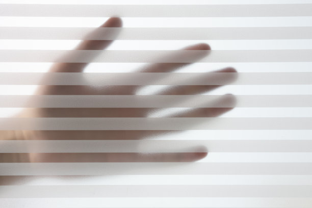 阴影手和磨砂玻璃厚膜降低能见度，卫生间墙不干胶浴室装饰，办公室膜隐私，办公室会议室，装饰玻璃膜。图片下载